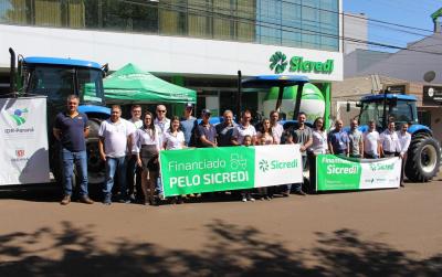 Sicredi Grandes Lagos PR/SP faz a entrega de trÃªs tratores para produtores rurais de Laranjeiras do Sul